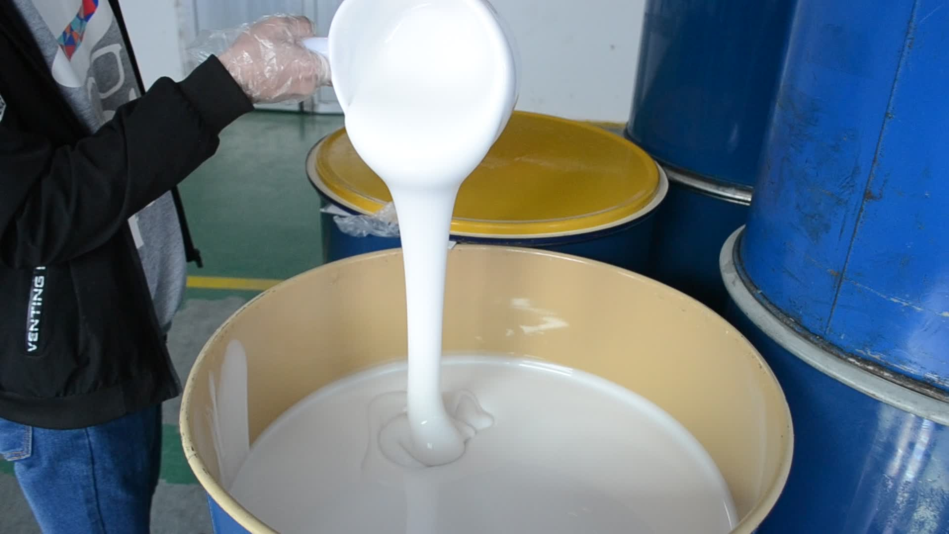 選購模具硅膠如何適應(yīng)小批量與大批量生產(chǎn)的靈活需求？